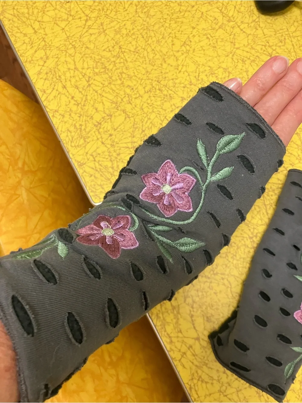 Feelgoodz Embroidered Floral Fingerless Wrist Gloves Dark Gray
